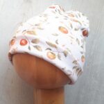 Czapka smerfetka kwiat jabłoni biała