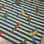 Jersey bawełniany paski zielone papugi